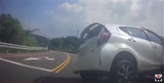 汽車出隧道右偏！神甩尾打橫「擊落重機」