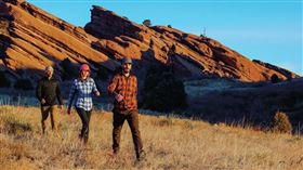 戶外運動品牌Columbia獻上系列超強防潑、抗油污服飾裝備，包含兼顧機能與時尚的格紋襯衫和防水外套、完美抵禦日夜溫差的刷毛上衣，以及能行走於各種地形的防水健走鞋等。（圖／品牌提供）