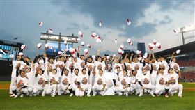 ▲SSG登陸者獲得年度優勝，5日蠶室球場賽前舉行優勝儀式。（圖／取自SSG登陸者FB）