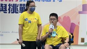 罹患龐貝氏症的洪聲平（右），希望早日等到新藥治療。（圖／記者簡浩正攝影）