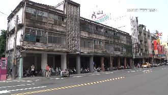 國中生席地坐等公車　彰化客運經理回應了