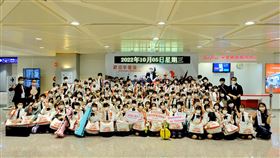 京都橘高校吹奏部搭機抵台（1）日本京都橘高校吹奏部（管樂社）首度來台參與國慶表演，師生一行93人5日搭機抵達桃園國際機場，這也是台灣國慶典禮首度邀請外國表演團體，以近百人大陣仗參演，盼讓世界感受台日友情。中央社記者吳睿騏桃園機場攝  111年10月5日
