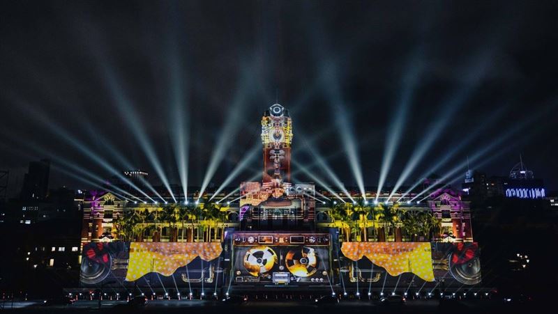 國慶光雕深夜預演　總統府變身寶島戲院