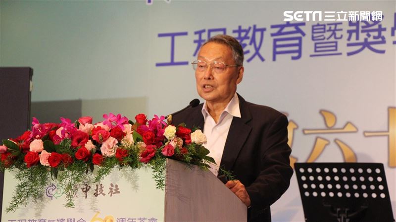 相隔60年！施振榮返母校、鬆口曝「秘辛」