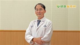 萬華醫院神經內科林冠宏醫師表示，目前國際醫學界漸漸形成共識，新冠肺炎確診12周後，仍然有不舒服就能懷疑是長新冠，症狀表現很廣泛，包含呼吸困難、易喘、大腦功能下降等。