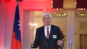 共軍擾台  AIT主席：威脅真實且緊迫面對中國軍機近來頻繁擾台，美國在台協會主席莫健憂心表示，這提醒所有人威脅是真實且緊迫的。國際社會日益關注台灣，但也是擔憂台海的信號，台灣應盡快發展不對稱軍力。中央社記者徐薇婷華盛頓攝  110年10月7日