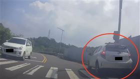 開車低頭找手機自撞！騎士閃避不及遭擊落