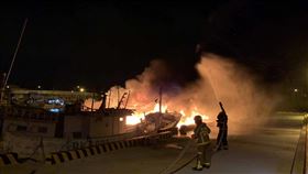 馬公市第三漁港火燒船（1）馬公第三漁港6日清晨發生火燒船，昇順隆3號漁船幾全毀，2艘緊臨的漁船遭波及燻黑，財物損失初估超過千萬元，所幸無人傷亡。（澎湖縣消防局提供）中央社  111年10月06日