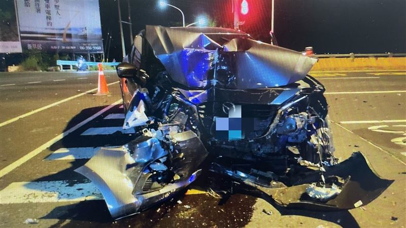 台南2轎車路口猛撞　車頭變形全爛釀1傷