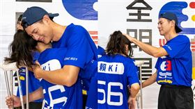 吳珝陽（右）骨折還安慰賴Ki（左）。（圖／翻攝自賴Ki IG）