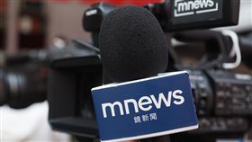 鏡電視爭議  蘇貞昌：從不干預NCC勿散布謠言府院高層遭質疑介入NCC審查鏡電視執照申請，行政院長蘇貞昌30日表示，從不干預NCC，如有違法事項主責機關會依法處理，民眾也能提供資料，但不要扭曲、散布謠言。圖為鏡新聞麥克風、攝影機。中央社記者張新偉攝  111年9月30日