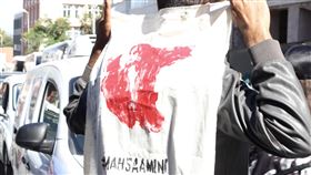 伊朗女子艾米尼之死引發抗議伊朗22歲的庫德族女子艾米尼13日因未戴好頭巾被宗教警察逮捕，陷入昏迷3天後去世，引爆示威潮，部分抗議演變成暴力衝突。圖為旅土耳其伊朗民眾披上印有艾米尼的布條抗議。中央社記者鍾佑貞伊斯坦堡攝 111年9月25日