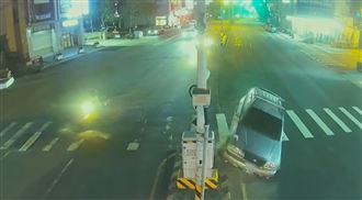 喝半瓶威士忌硬開車　恍神對準分隔島加速