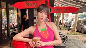 林佩瑤身穿桃紅連身迷你裙美胸盡露。（圖／翻攝自林佩瑤 Pei Yao Lin臉書）