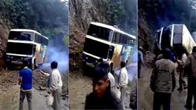 畫面中巴士駕駛小心地通行過跟車身一樣寬的道路，下一秒意外就發生了。（圖／翻攝自Youtube）