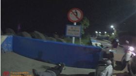 ▲男子遇到臨檢，做酒測前猛做伏地挺身。（圖／翻攝畫面）