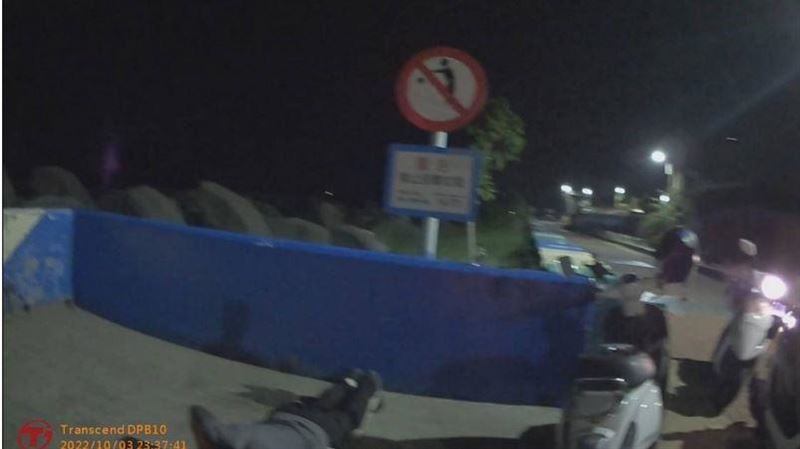 男子遇警攔查猛做伏地挺身　酒測照樣超標