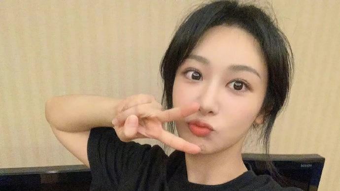 女星自拍P過頭　網嘲：她家有曲面屏電視