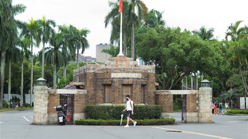 聲援白紙革命！台大生哀悼烏魯木齊逝世者