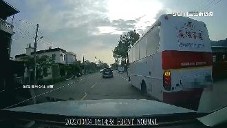 公車右切狂超4車　日太太驚：這樣開也行