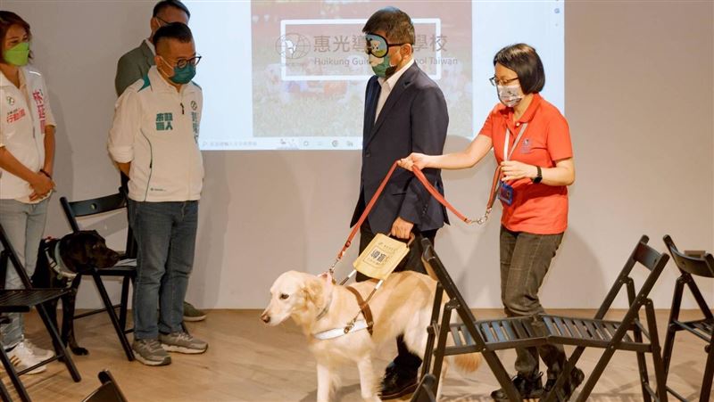 遮眼體驗導盲犬引導　陳時中允諾這事
