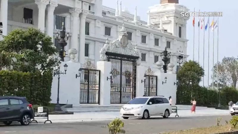 危險！歐式城堡拍照　遊客「站路中」取景