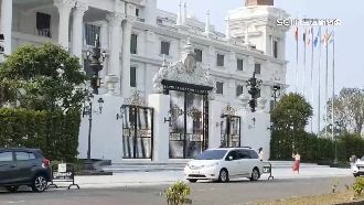 危險！歐式城堡拍照　遊客「站路中」取景