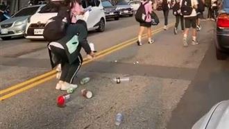 超暖心！嬤掉滿地回收物　9高中生彎腰撿