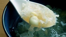 高價的燕窩常吃傷本，許多人因此嘗試自己料理有「平民燕窩」之稱的白木耳。（圖／翻攝自食藥署「食藥好文網」）