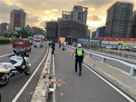 ▲新北市華江橋往板橋方向，下午發生一起嚴重自撞車禍，一名71歲謝姓男子騎乘機車，載著61歲阮姓女子時，不明原因自撞橋墩，2人噴飛，謝男當場沒有生命跡象。警方趕抵現場，將2人送醫搶救。（圖／翻攝畫面）