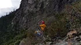 男玉山東峰墜谷亡  直升機吊掛遺體下山徐姓男子與隊友攀登玉山群峰，6日在玉山東峰一處碎石坡不慎墜谷，頭部重創，經搶救仍傷重不治，由直升機吊掛下山。（翻攝畫面）中央社記者蕭博陽南投傳真  111年10月6日