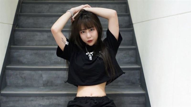 梓梓練舞辣秀魔鬼身材　一舉手秀性感地帶
