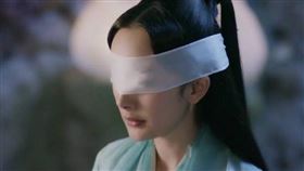 ▲女星「蒙眼」造型。（圖／翻攝自微博）