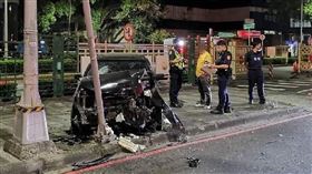 醉男「撞斷人行道燈柱」車頭全毀