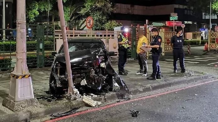 醉男「撞斷人行道燈柱」車頭全毀！畫面曝