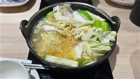 有網友抱怨，他回座位時有人正在吃自己的鍋。（圖／翻攝自爆怨公社 臉書）