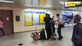 1對外籍男女前往台北車站壽司店用餐卻沒有現金付款，竟推倒店長直接離開被攔阻。（圖／翻攝畫面）