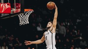 ▲西蒙斯（Ben Simmons）抄球後爆扣得分。（圖／翻攝自籃網推特）