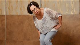 陳崇桓提醒，門診逾5成患者對手術不了解，寧願忍痛也不願接受換髖手術，反讓另一側健康髖關節過度承受壓力而加速損壞。（示意圖／陳崇桓醫師提供）