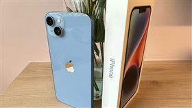 iPhone 14 Plus主相機提升低光源效果蘋果新機iPhone 14 Plus於7日開賣，主相機和去年iPhone 13 Pro相同，低光源照片效果可提升2.5倍。中央社記者吳家豪攝  111年10月7日