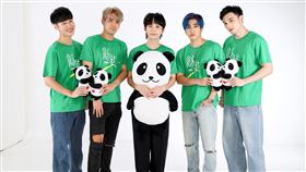 五堅情呼籲，捐款就有機會獲得創世親親大熊。（圖／創世基金會提供）