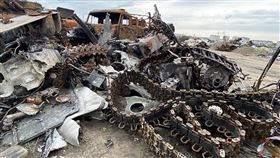 烏克蘭軍隊擊毀俄軍坦克布查鎮一處棄置數輛遭烏克蘭軍隊擊毀的俄軍坦克。中央社記者鍾佑貞布查鎮攝  111年6月2日