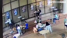 北市李男在國家圖書館偷吃OL便當，再躲進館內呼呼大睡。（圖／翻攝畫面）