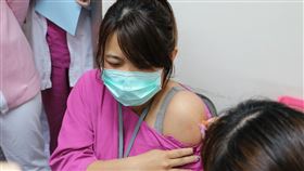 北榮急診部護理人員接種COVID-19疫苗/AZ疫苗。（圖／北榮提供）