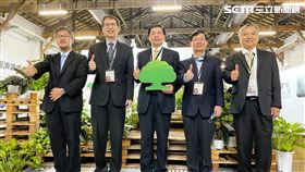 2022台灣氣候行動博覽會，國泰金控打造永續探索館，左起國際氣候發展智庫執行長趙恭岳、行政院能源及減碳辦公室副執行長林子倫、國泰金控總經理李長庚、臺北市副市長彭振聲、國際氣候發展智庫理事長邱祈榮。（圖／記者戴玉翔攝影）