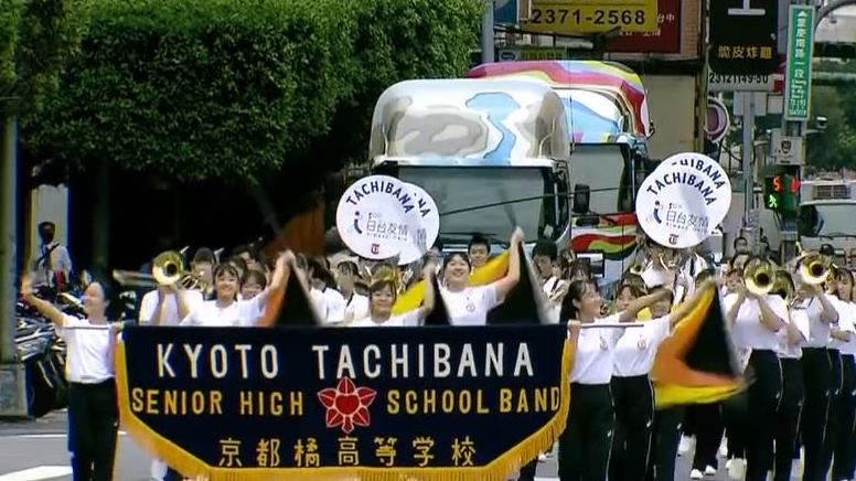 「橘色惡魔」太青春掀高潮！民眾嗨翻猛拍