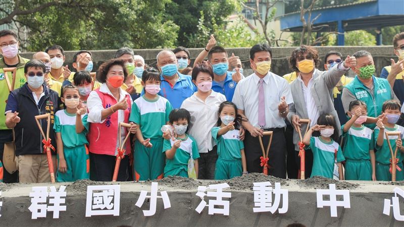 盧秀燕替師生圓夢！台中美群國小禮堂動工