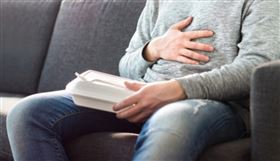 多吃纖維質有助於使大便的質地更柔軟、減少便秘的情況出現。根據美國農業部（USDA）建議，男性與女性每天應分別攝取38、25克的膳食纖維。高纖食物包括豆類、堅果類、全穀物，以及菠菜、芥藍菜、紫花椰等蔬菜。