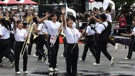 國慶大會預演 日本京都橘高校吹奏部彩排（3）111年國慶籌備委員會7日下午在總統府前舉辦「國慶大會預演」活動，日本京都橘高校吹奏部學生進場，向現場民眾揮手致意。中央社記者趙世勳攝  111年10月7日