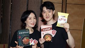 「補教名師」徐薇兒子江大成加入賣乾拌麵的行列。（圖／記者邱榮吉拍攝）